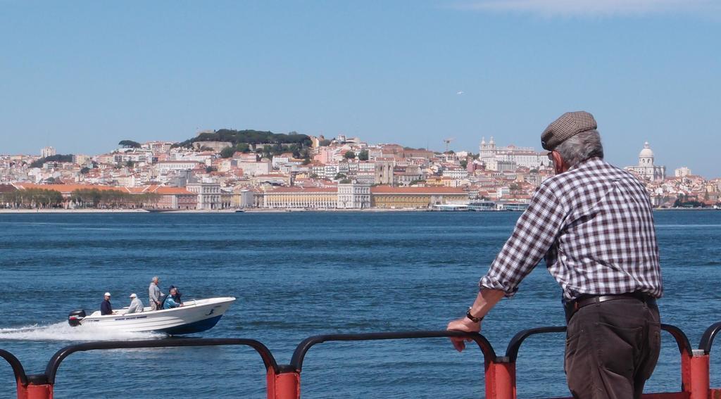 Cacilhas Guest Apartments Almada Luaran gambar